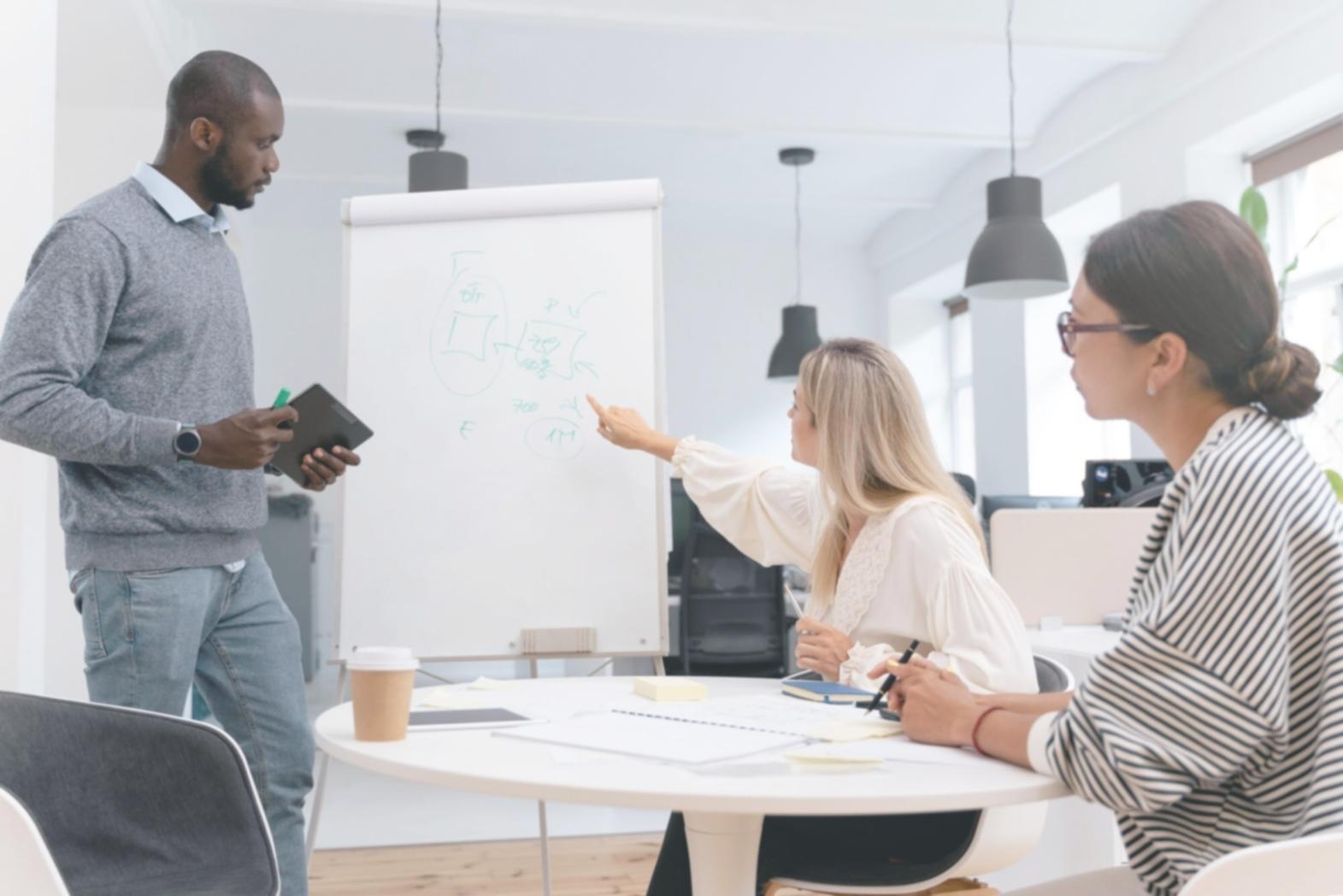 Team bei der gemeinsamen Datenanalyse im Besprechungsraum
