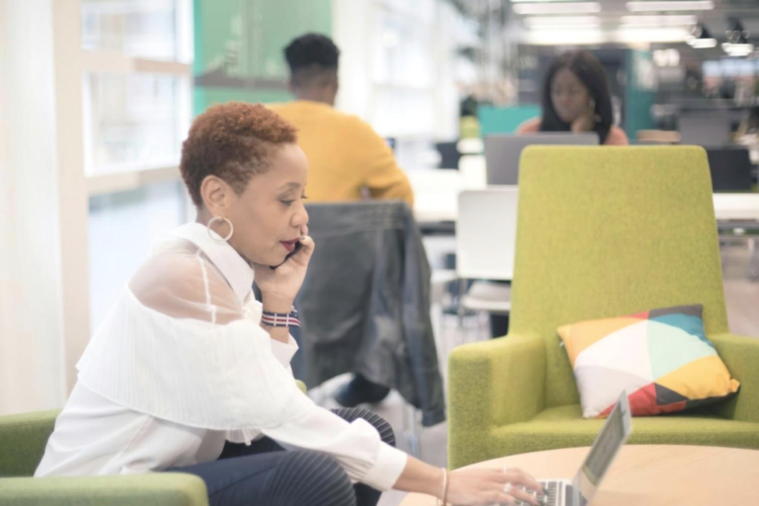 Modernes Büro mit Analysemonitoren und Finanzdiagrammen